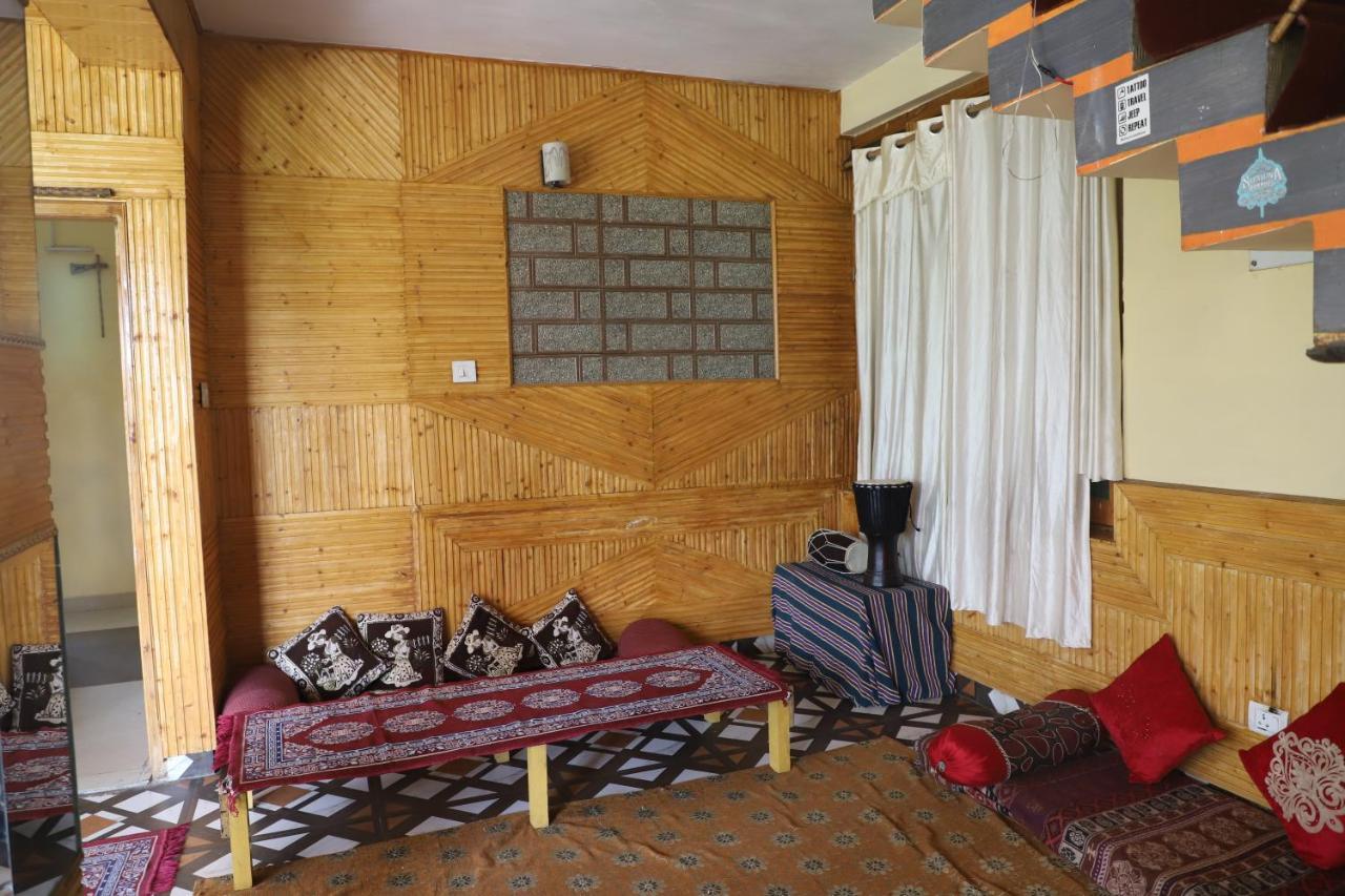 Indian Backpackers Hostel Manāli Exteriör bild