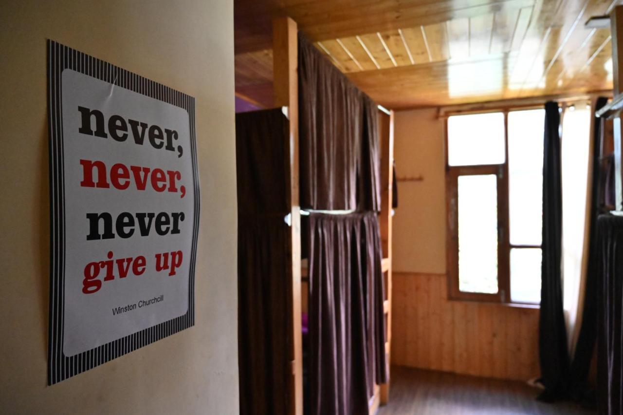 Indian Backpackers Hostel Manāli Exteriör bild