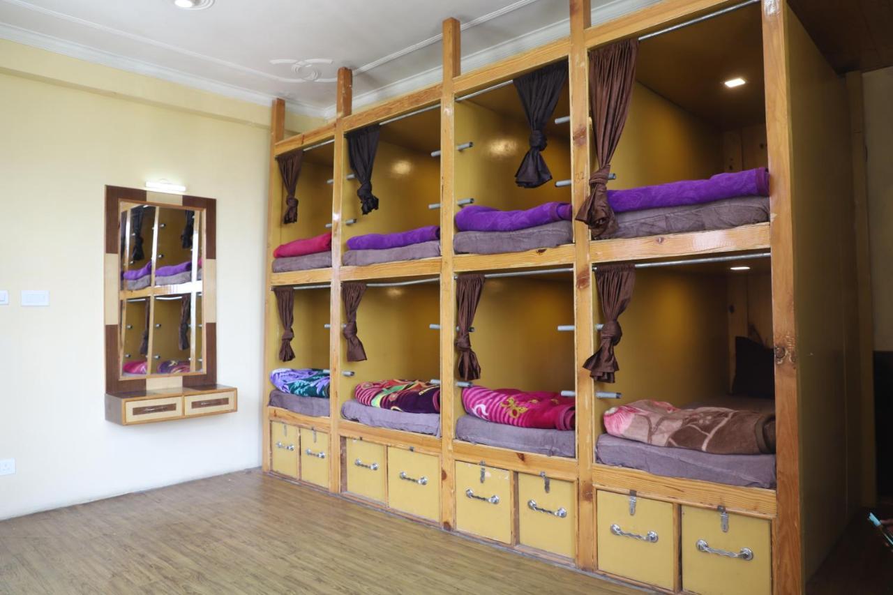 Indian Backpackers Hostel Manāli Exteriör bild